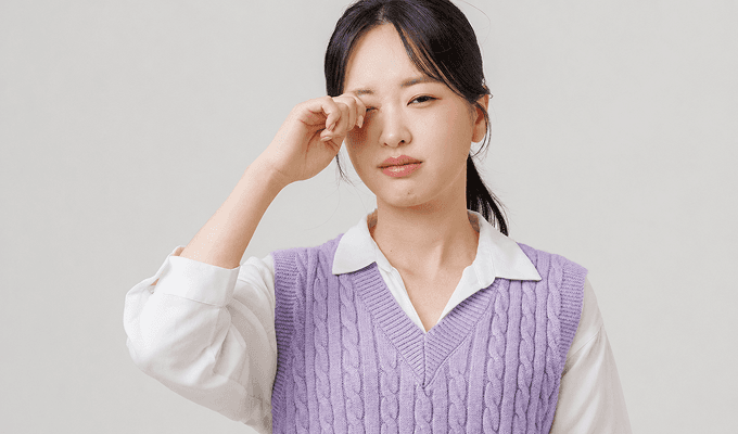 안구건조증으로 눈을 비비는 모습
